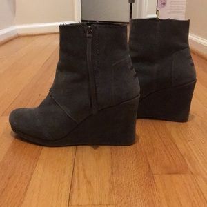 Toms Desert wedge booties